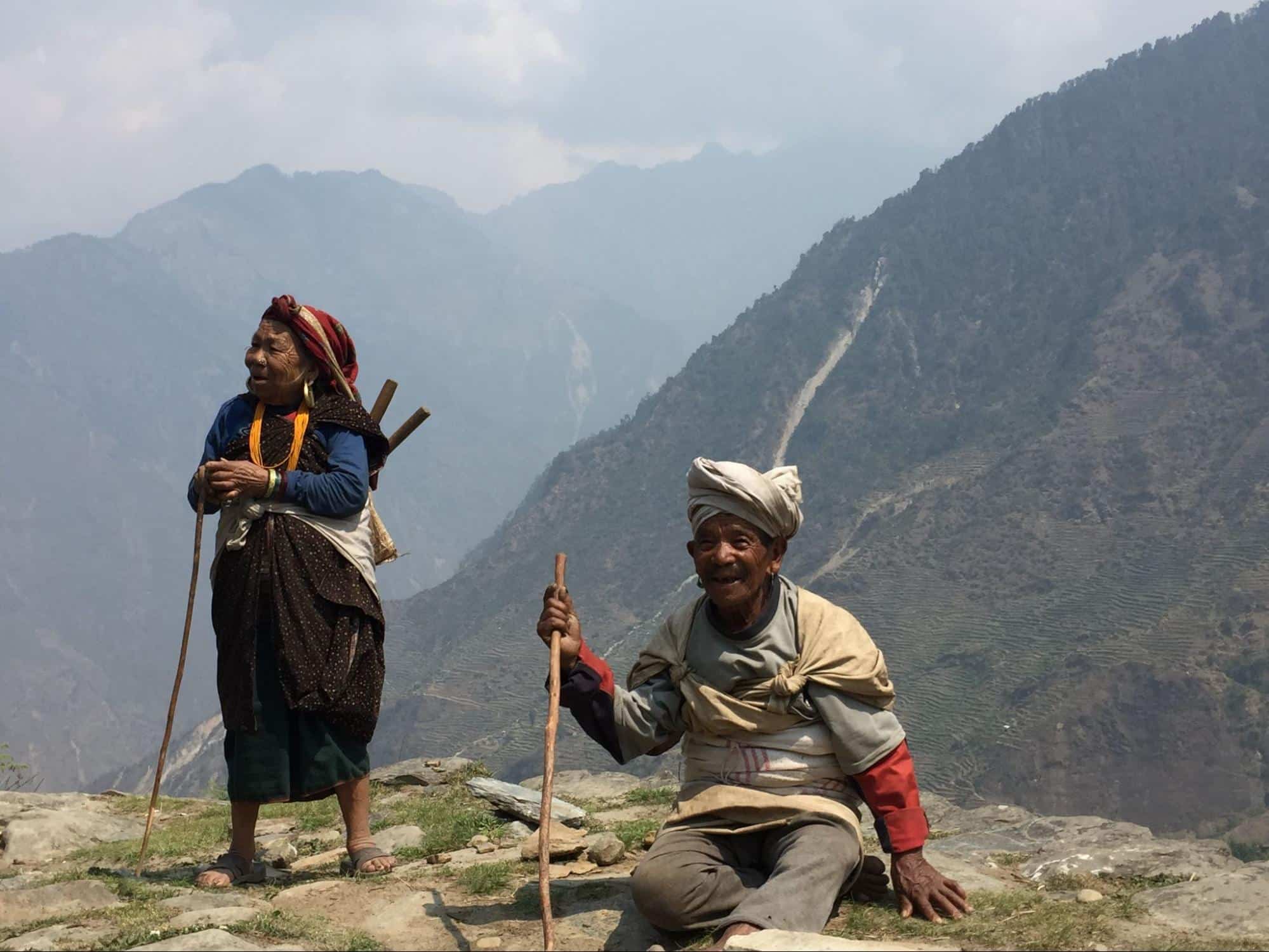 Paikallista väestöä Nepalissa, jossa Antti työskenteli aiemmin. Jäätiköiden sulaminen vaikuttaa kaikkein kriittisimmin vuoristoalueilla asuviin ihmisiin.